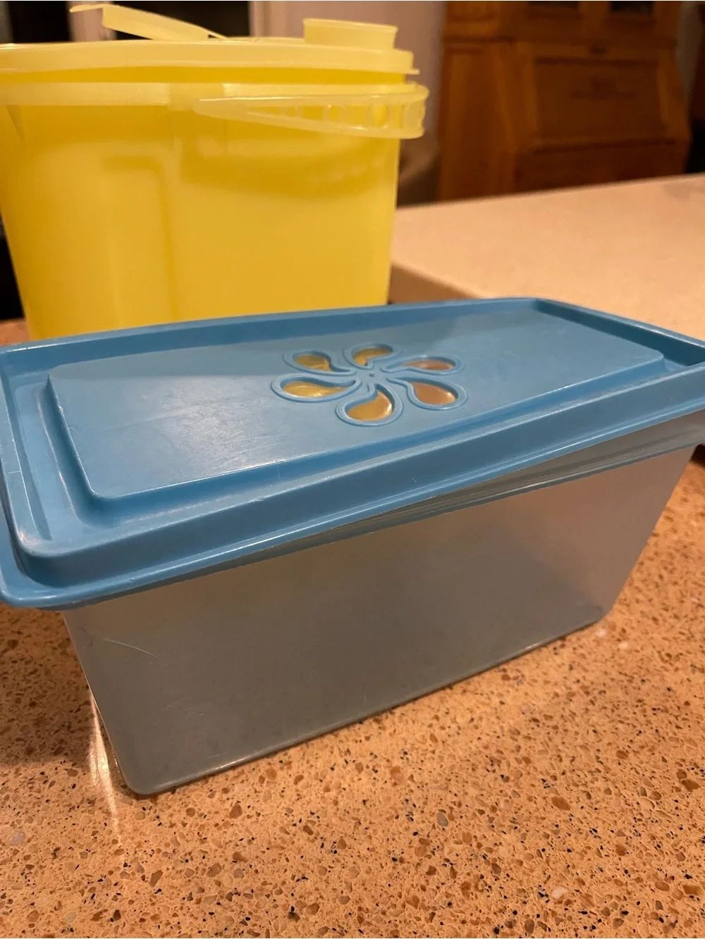 4 Tupperware Containers - Picture 4 of 5